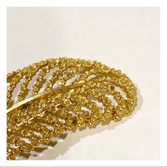 Vintage signed BSK sparkling gold open work leaf brooch - Picture 5 of 12